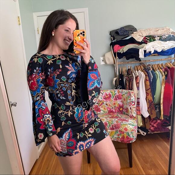 Alice + Olivia Black Paisley Long Flare Sleeve Mini Dress 2 - Picture 10 of 16